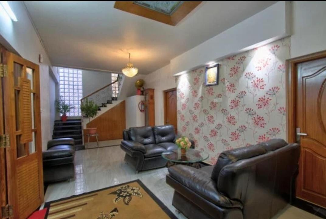 Savi'S Home Stay Ooty Esterno foto